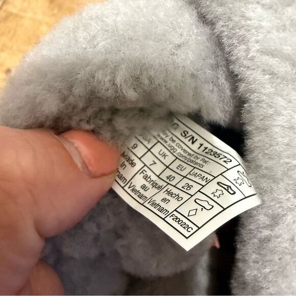 Women’s Scuffita Ugg Slippers size 9 - Picture 8 of 8